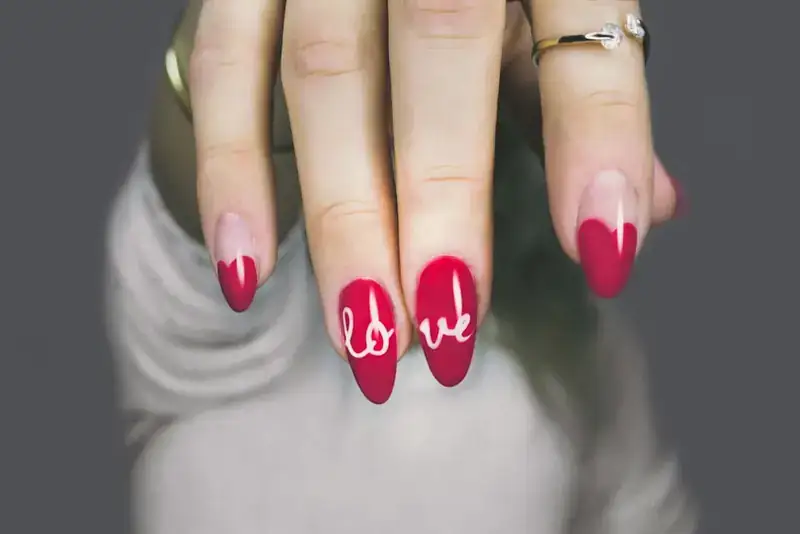Natuurlijke manicure met kleur